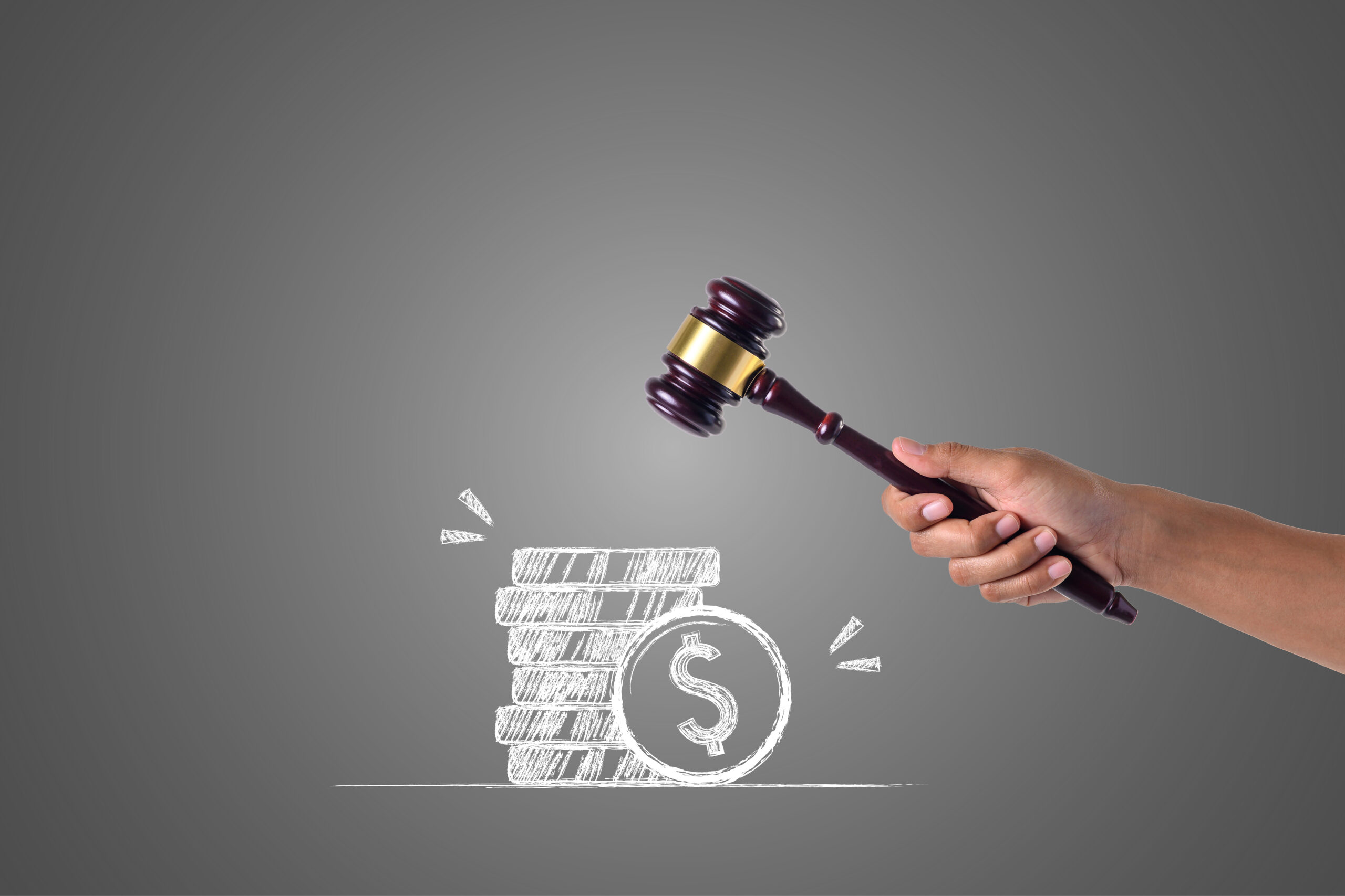  Illustration des sanctions financières encourues en cas de conduite en état d’ivresse, avec marteau de justice et pièces de monnaie.