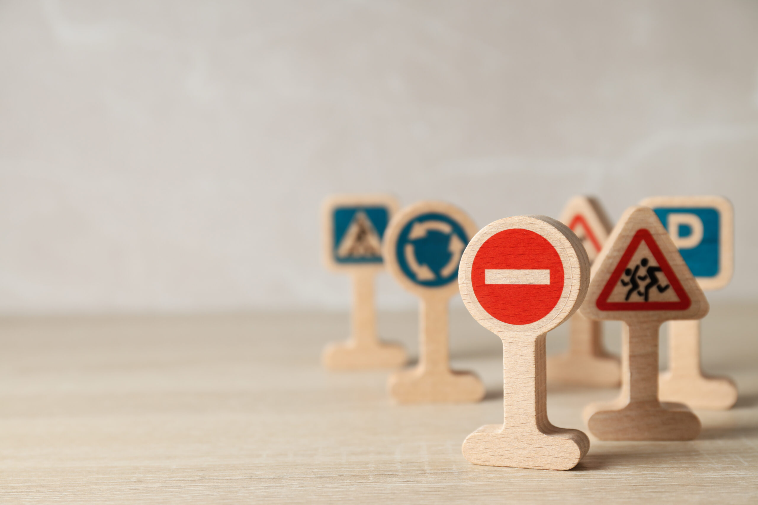 Illustration d’un panneau de signalisation routière triangulaire indiquant un danger, symbole de prévention pour les usagers de la route.