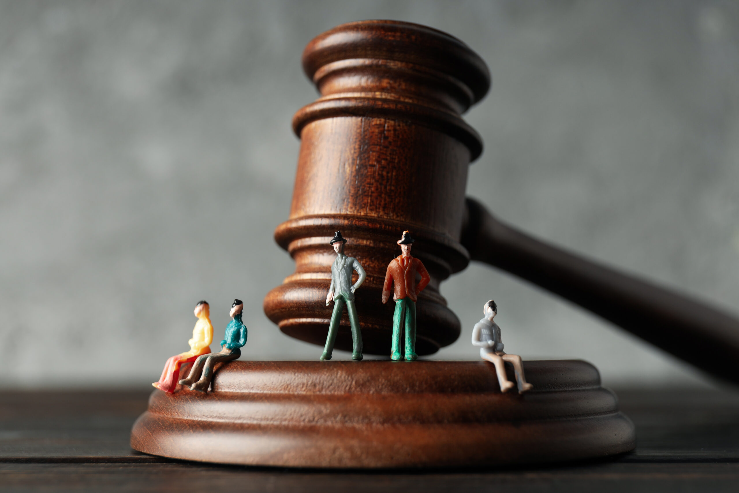  Illustration symbolique de la loi et des sanctions en matière de sécurité routière, avec un marteau de justice et des figurines.