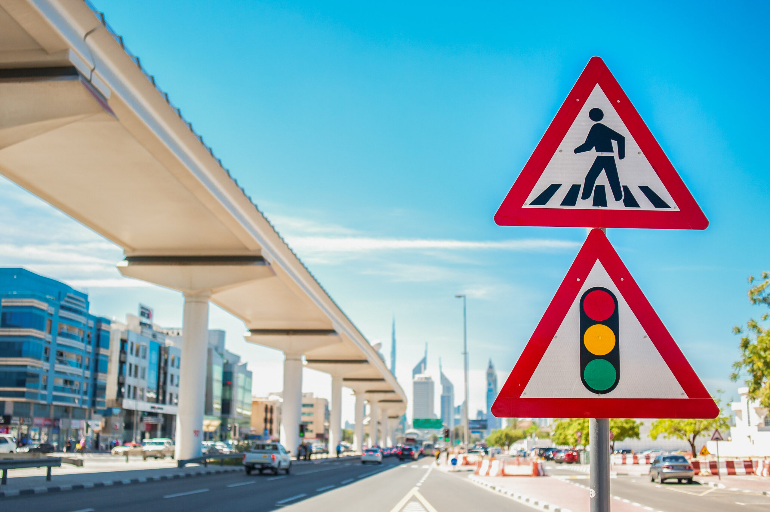 Exemple de panneaux du code de la route, incluant un panneau d’interdiction et des panneaux de stationnement, utilisés pour réguler la circulation.