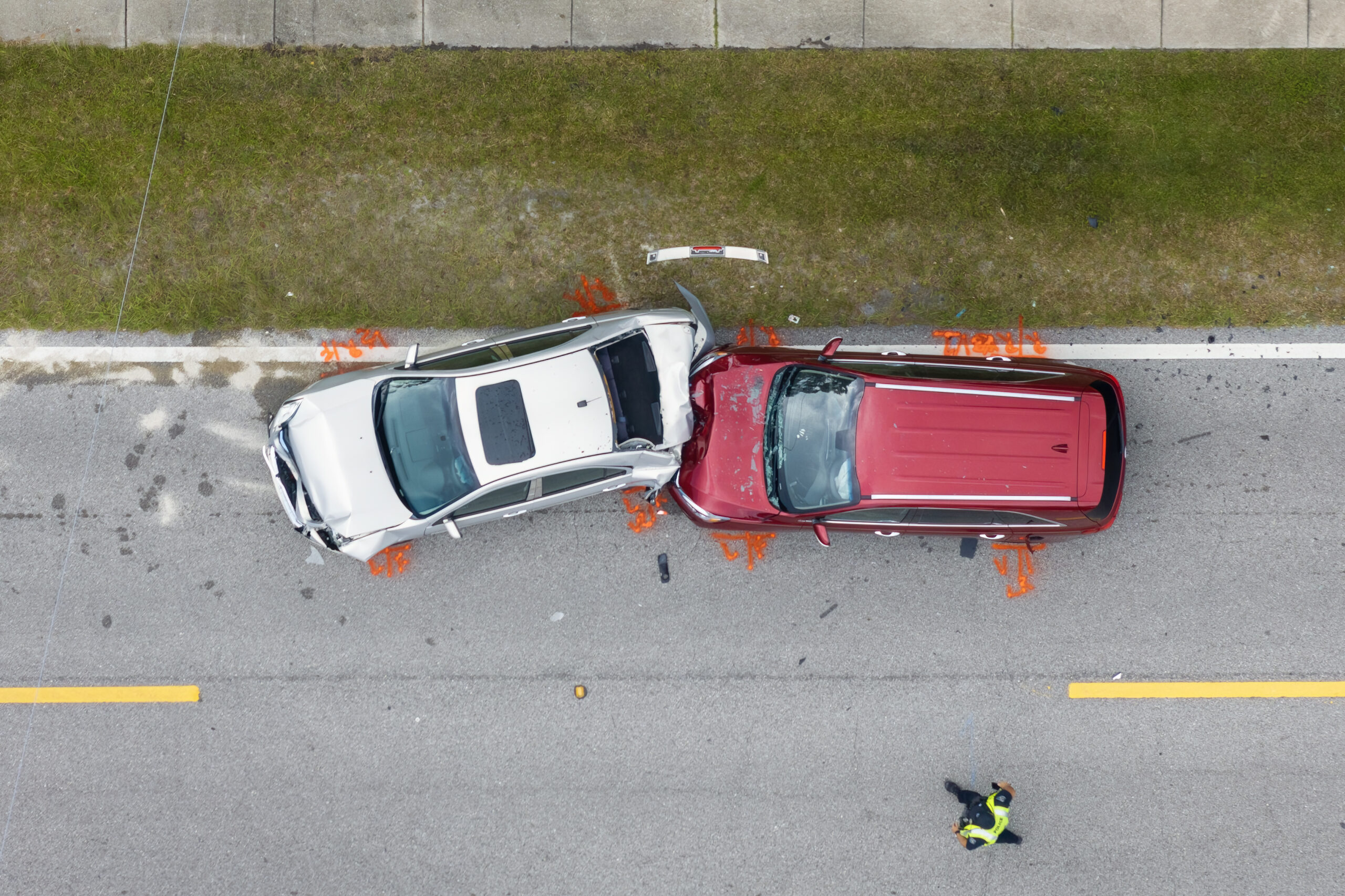 Collision entre deux voitures sur la route, image d’accident illustrant les dangers du non-port de la ceinture de sécurité.