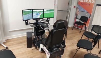 Simulateur de conduite 4 roues. Poste de conduite avec 3 écrans, volant et siège.