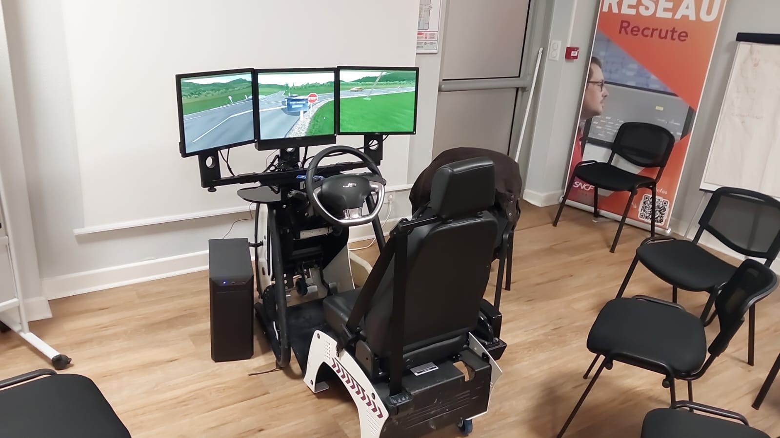 Simulateur de conduite 4 roues. Poste de conduite avec 3 écrans, volant et siège.