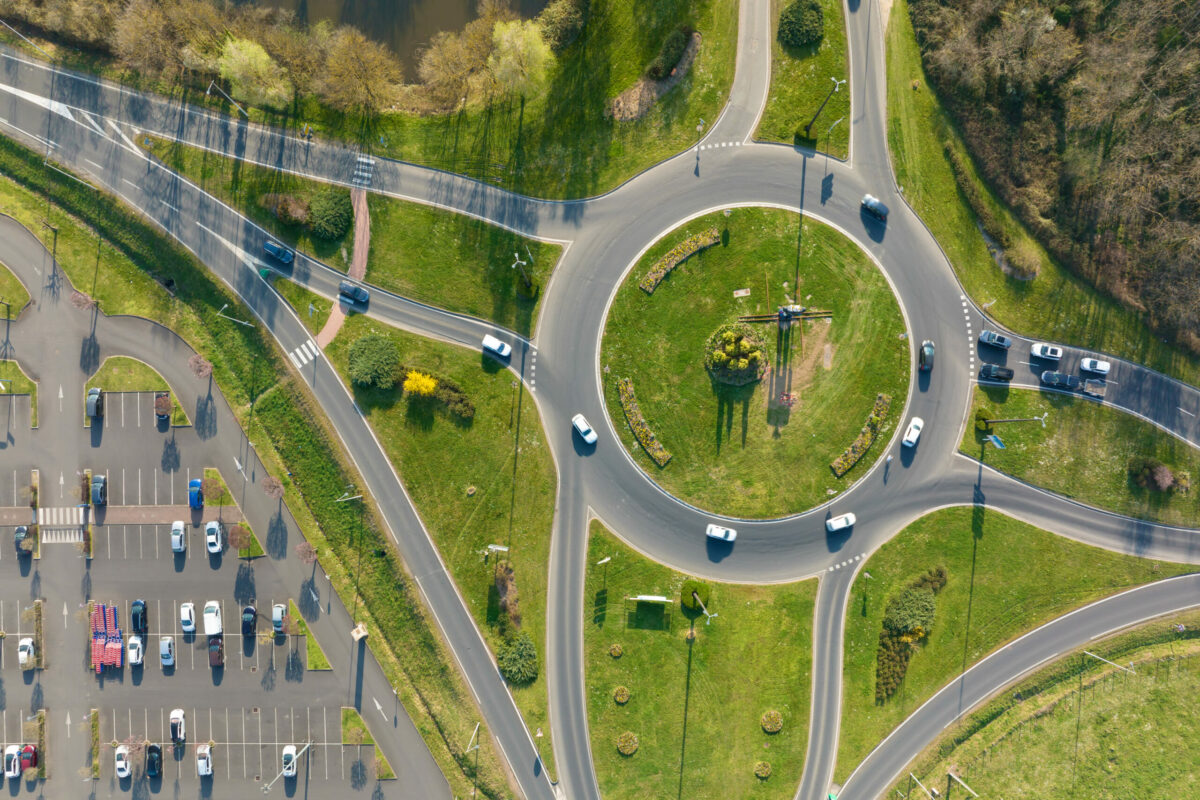 Priorité à gauche dans les ronds-points : mythe ou réalité ?
