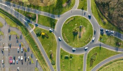 Véhicules s’engageant dans un carrefour giratoire en respectant la priorité et la signalisation routière.