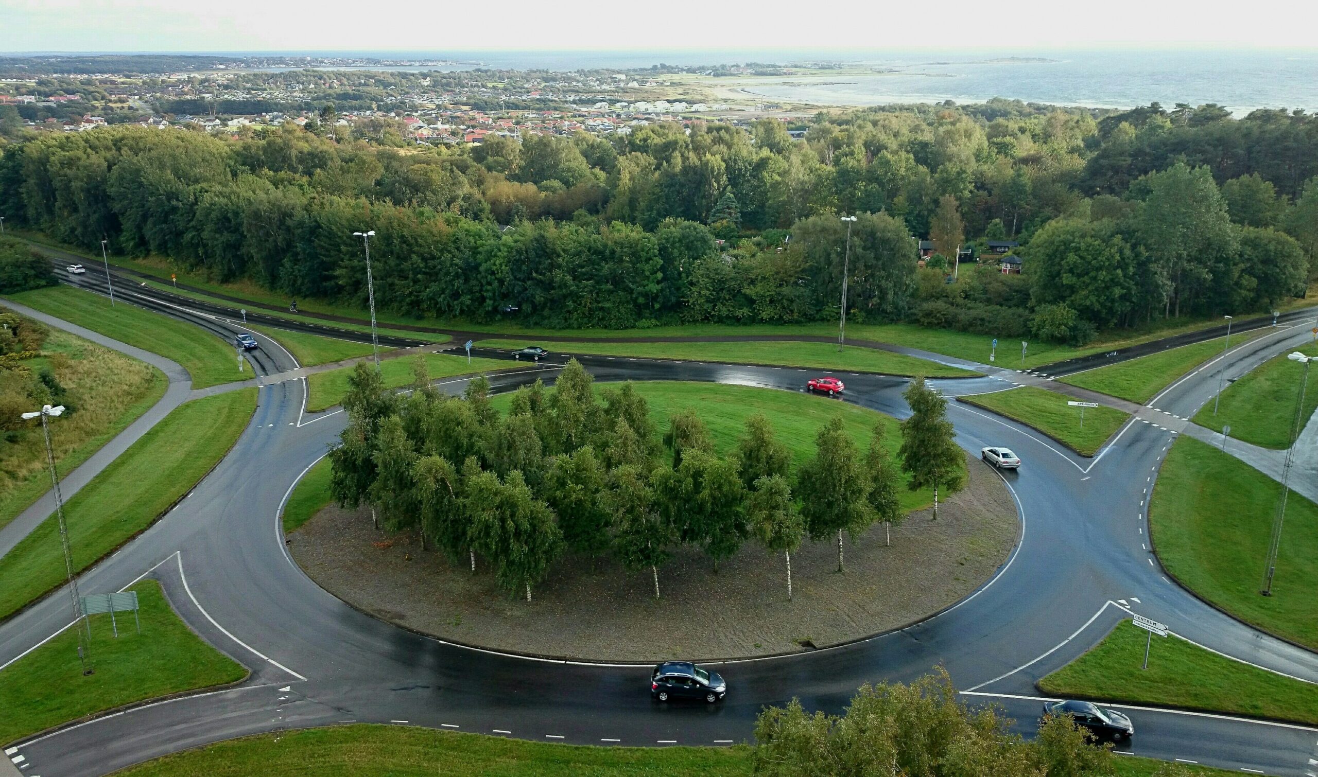 Carrefour à sens giratoire avec panneau cédez-le-passage indiquant la priorité aux véhicules circulant sur l’anneau.