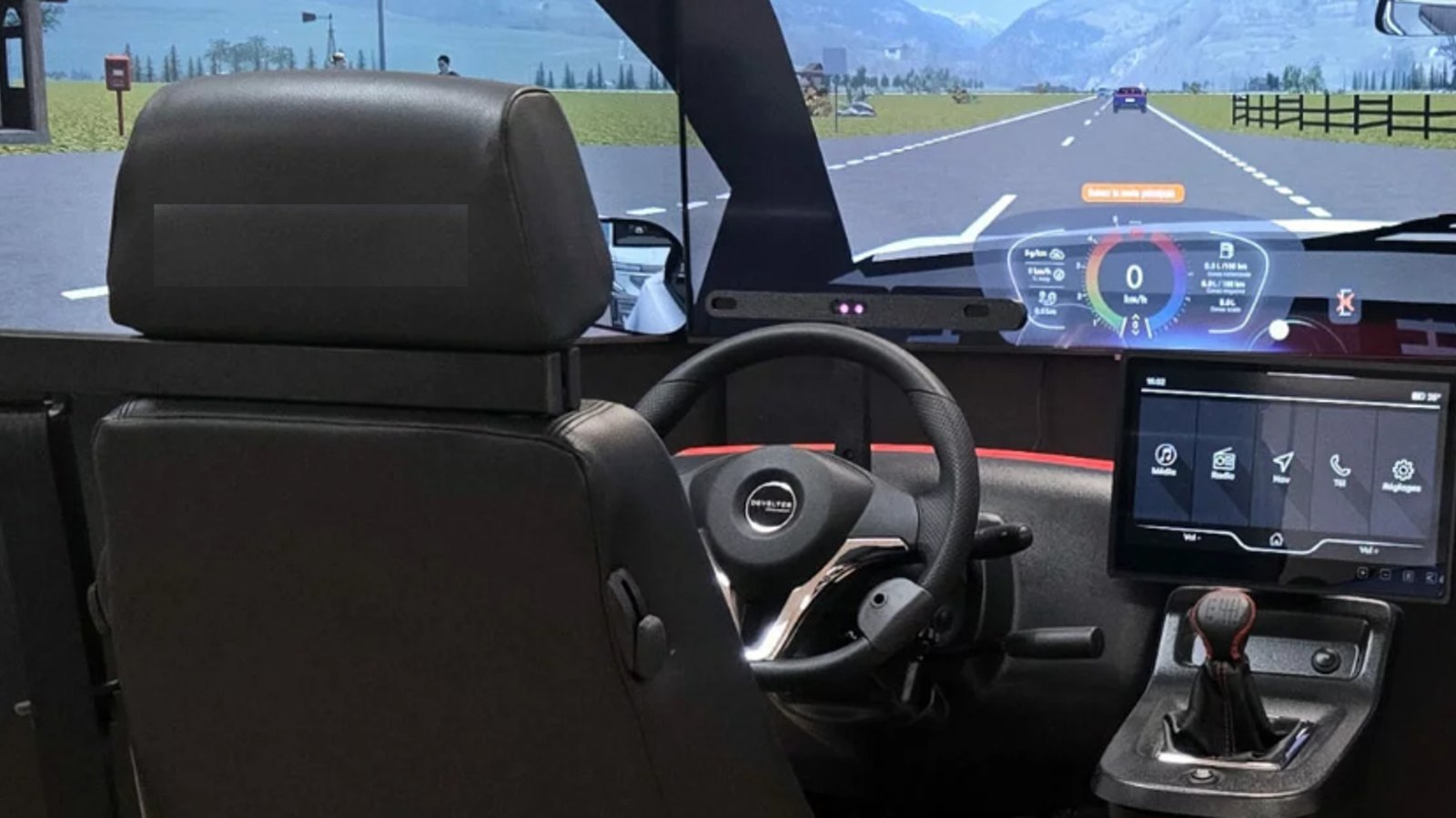 Poste de conduite du simulateur poids lourd Gotodrive : siège, volant, levier de vitesses et écrans de simulation